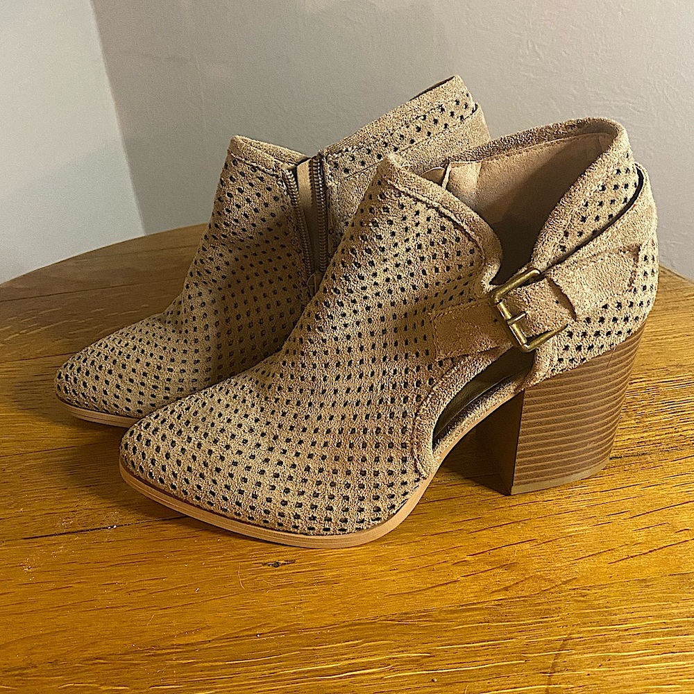 Mark & Maddux Size 7 Tan Booties- Brand New, Never Worn